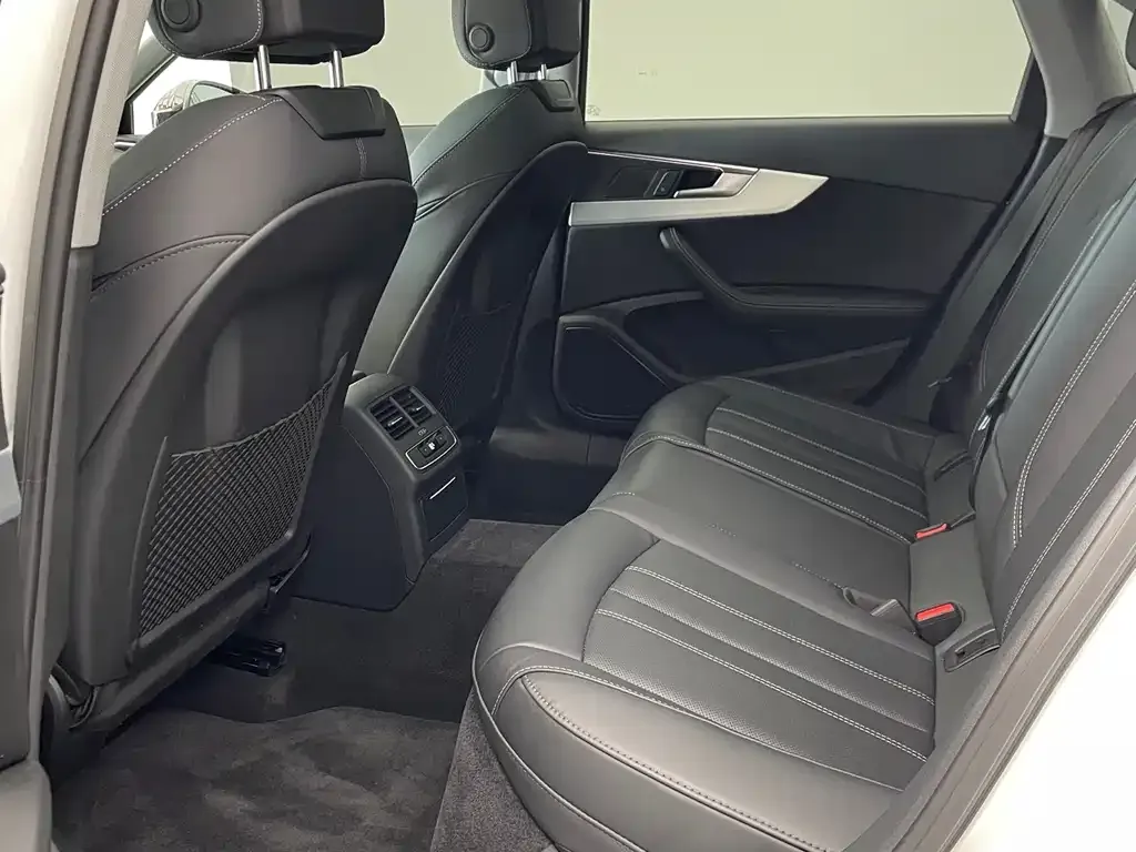 Audi A4L 2022 из CN, фото 5