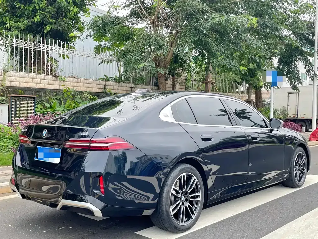BMW 5 Series 2025 из CN, фото 7