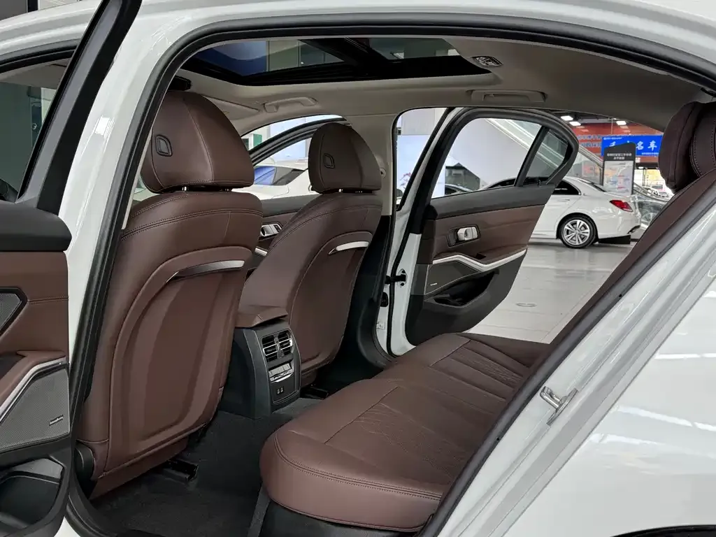 BMW 3 Series 2024 из CN, фото 9