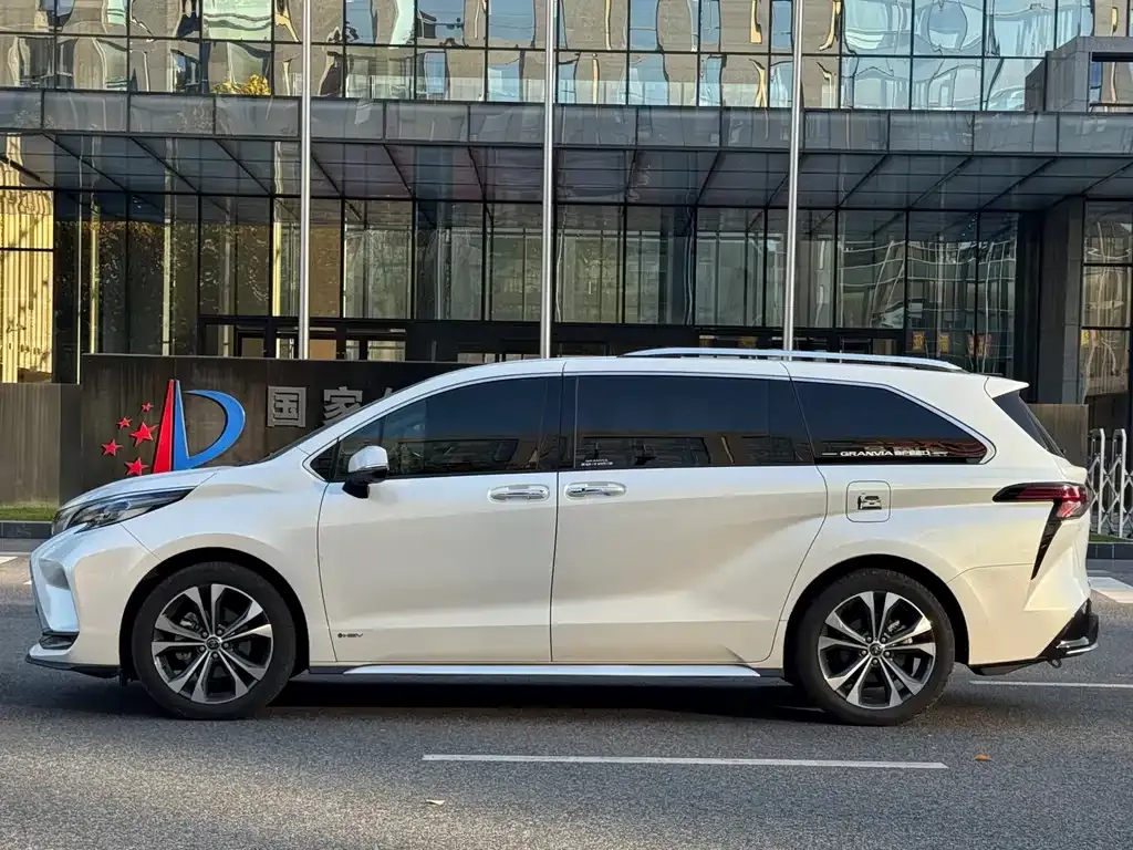 Toyota Granvia 2024 из CN, фото 3