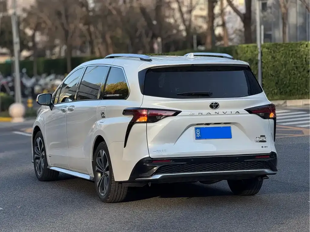 Toyota Granvia 2024 из CN, фото 4