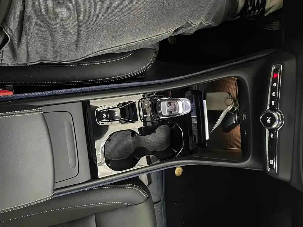 Volvo XC40 — фото 10