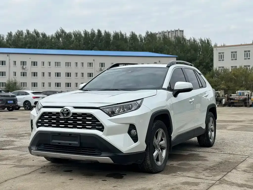 Toyota RAV4 — фото 1