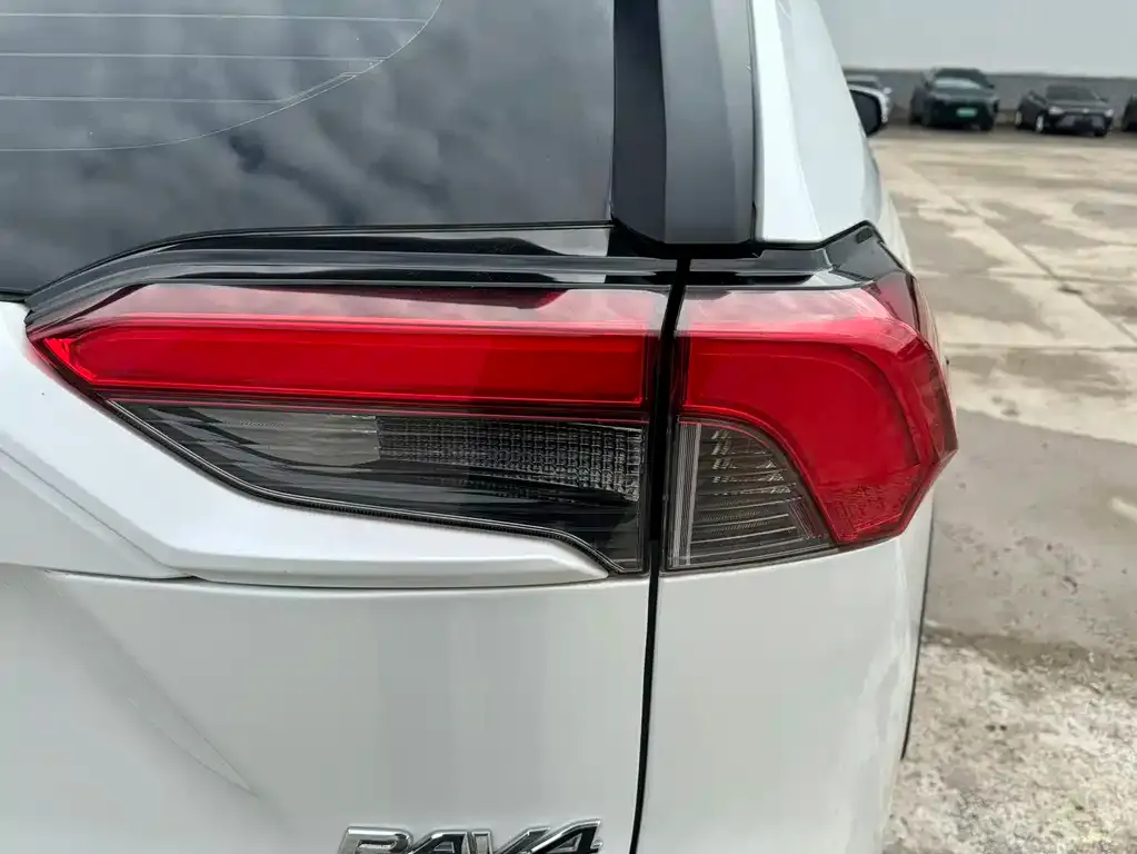 Toyota RAV4 — фото 10