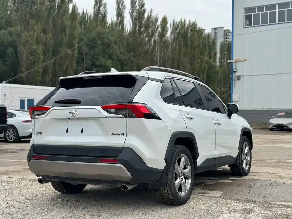 Toyota RAV4 — фото 4