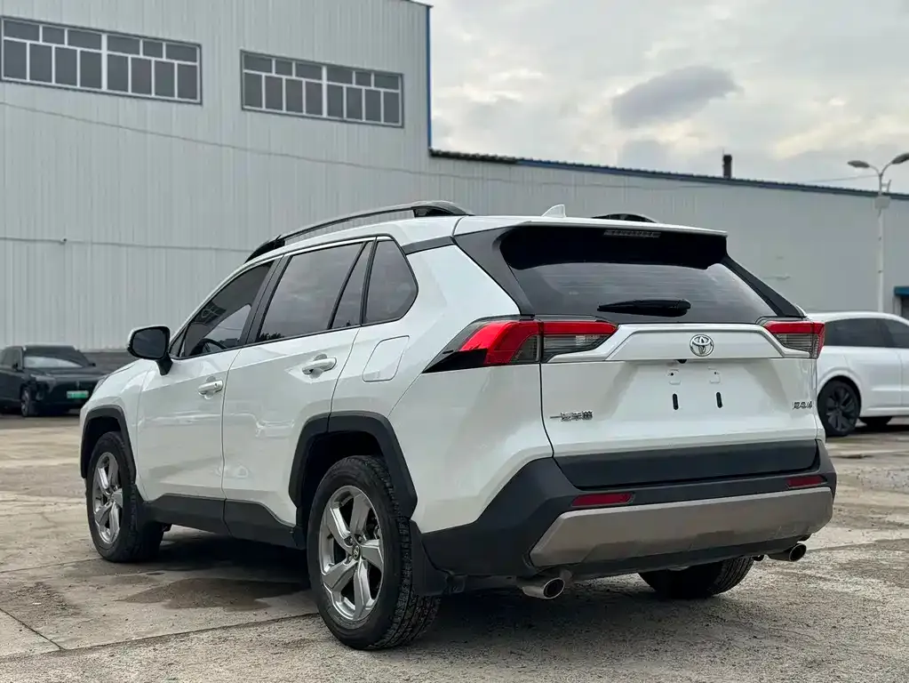Toyota RAV4 — фото 5