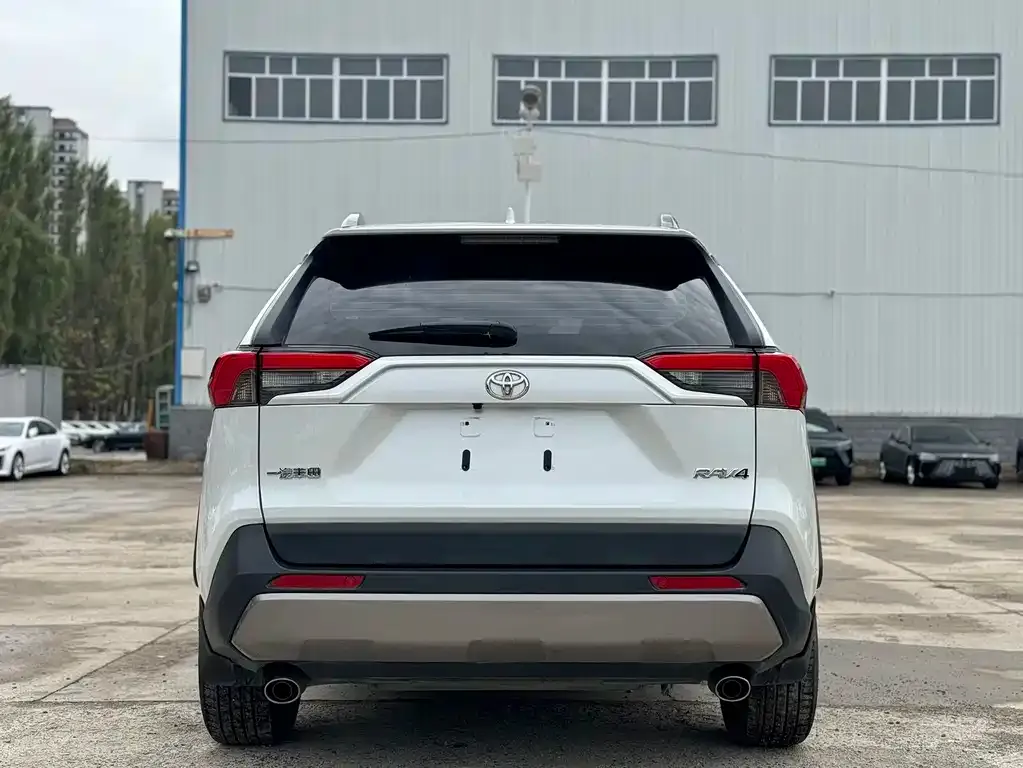Toyota RAV4 — фото 6