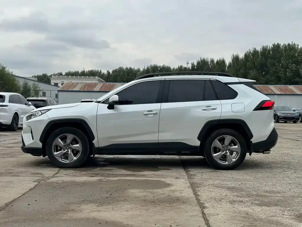 Toyota RAV4 — фото 7