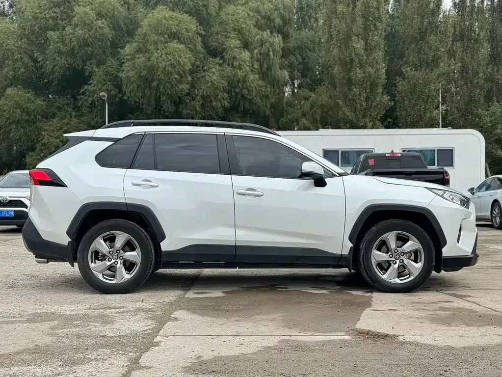 Toyota RAV4 — фото 8