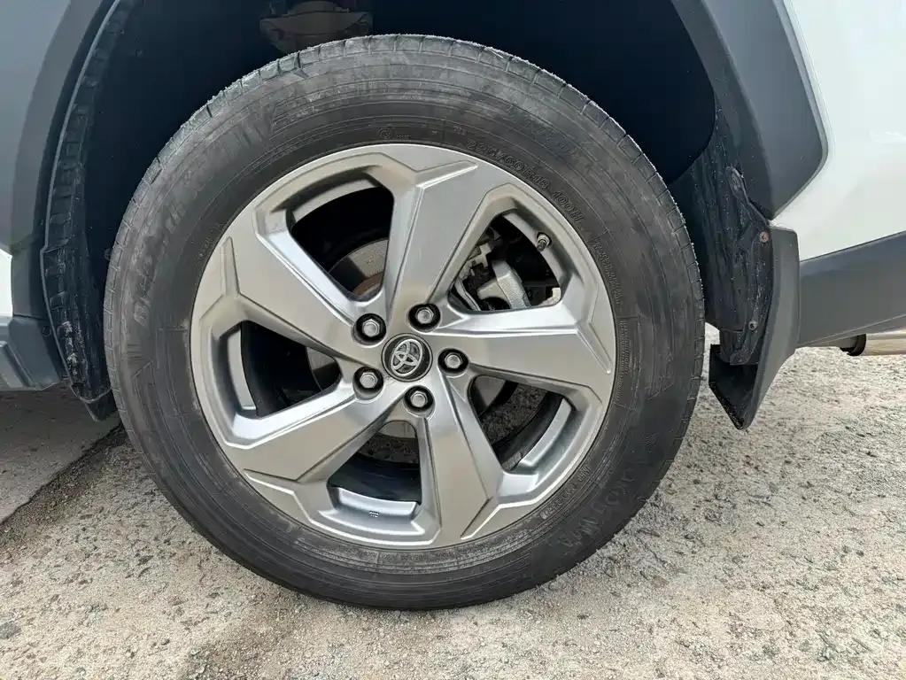 Toyota RAV4 — фото 9