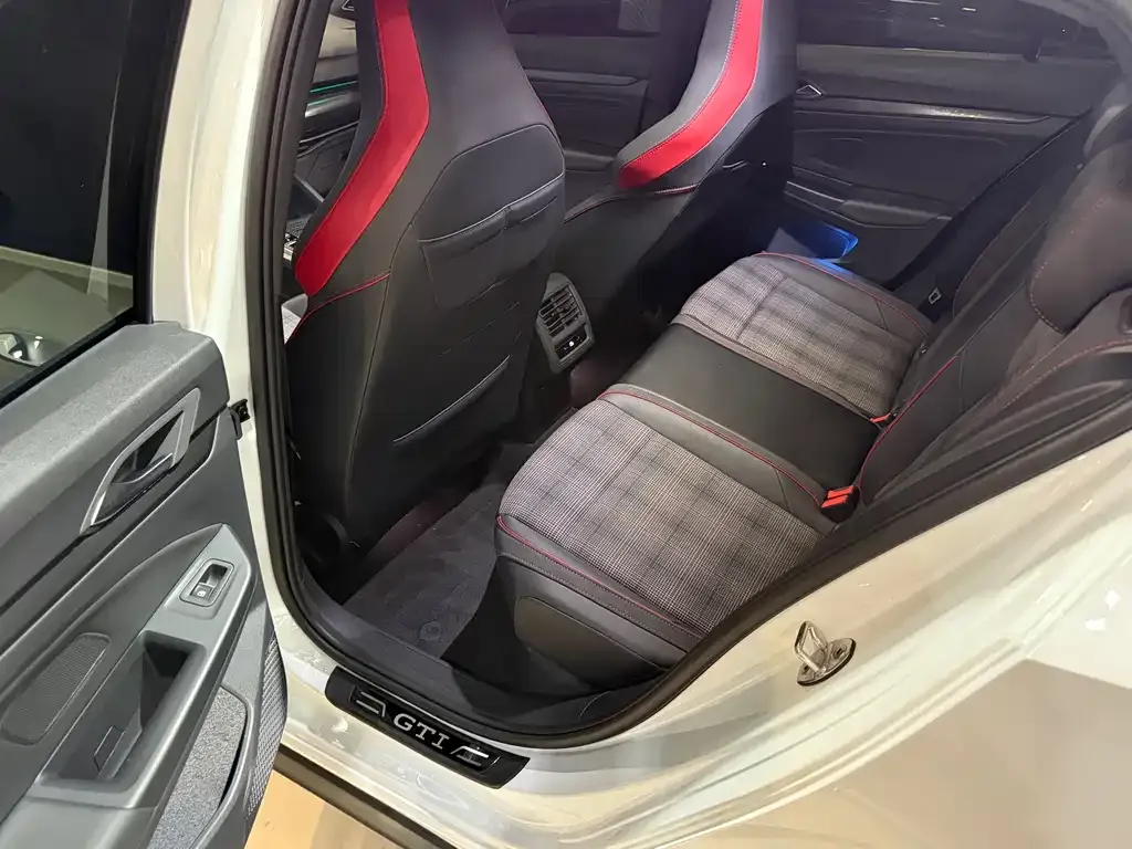 Volkswagen Golf GTI — фото 10
