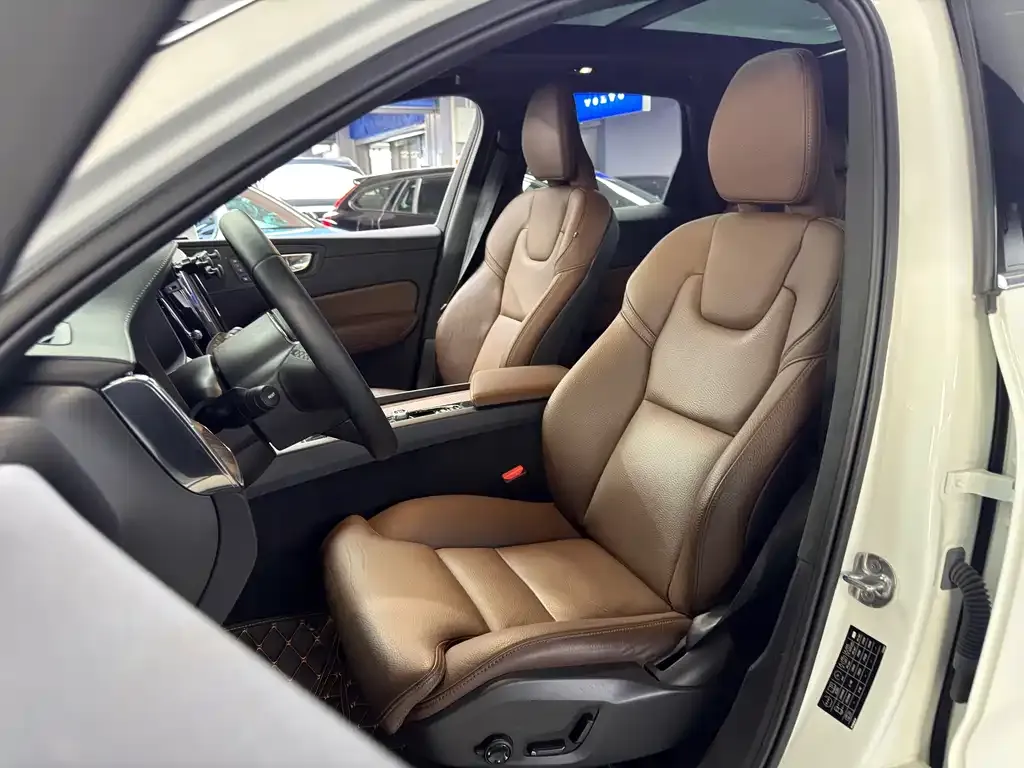 Volvo XC60 — фото 10