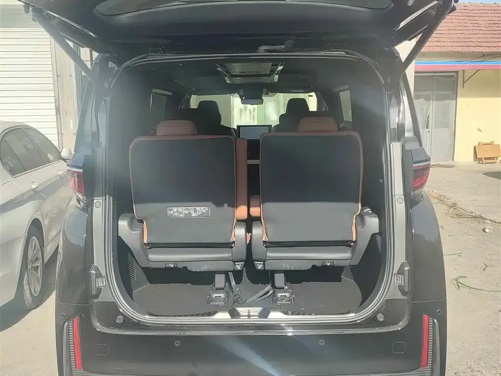 Toyota Vellfire — фото 10