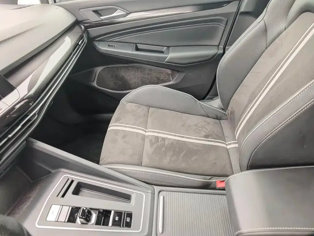 Volkswagen Golf 2023 из CN, фото 4