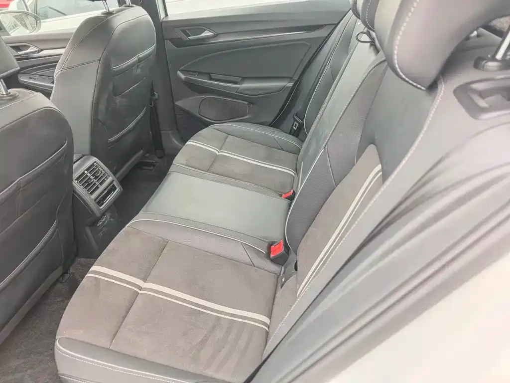 Volkswagen Golf 2023 из CN, фото 8