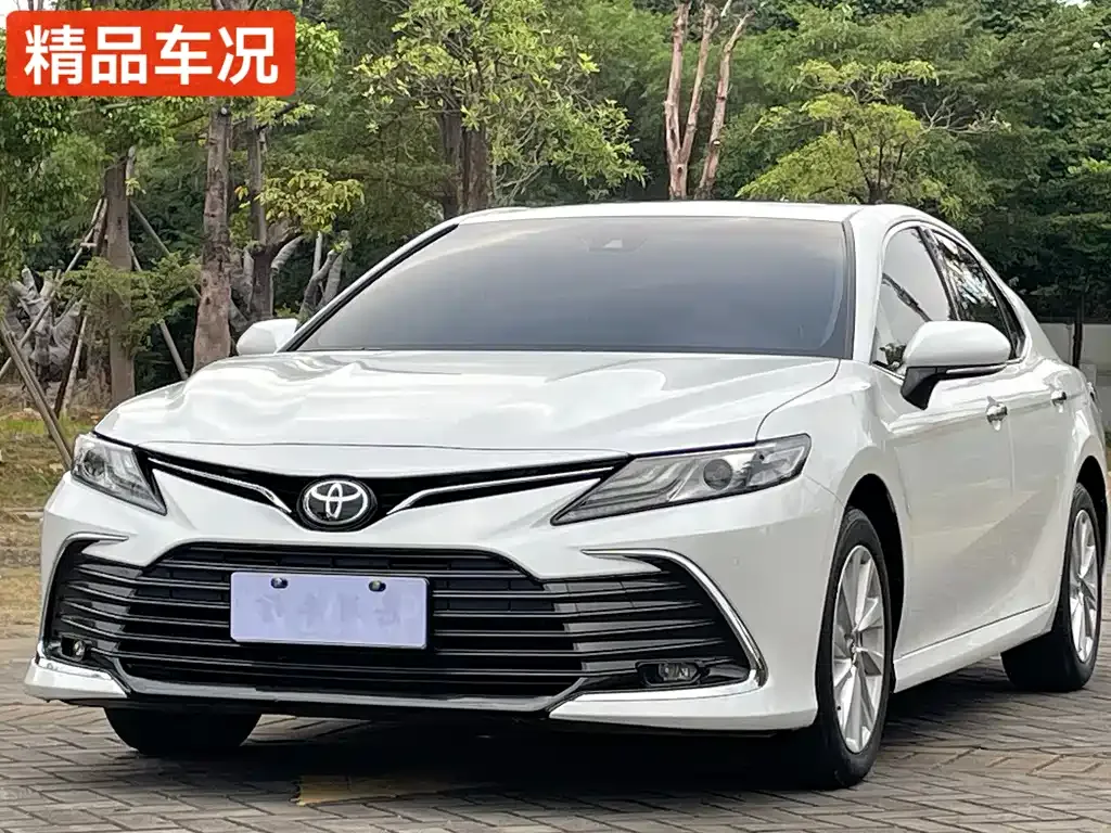 Toyota Camry — фото 1