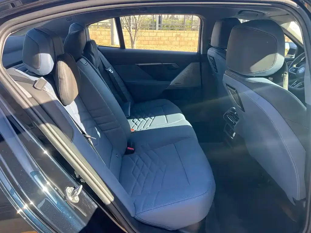 BMW i5 2025 из CN, фото 9