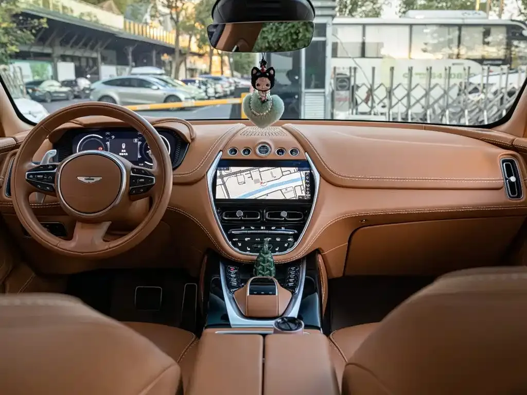 Aston Martin DBX — фото 10