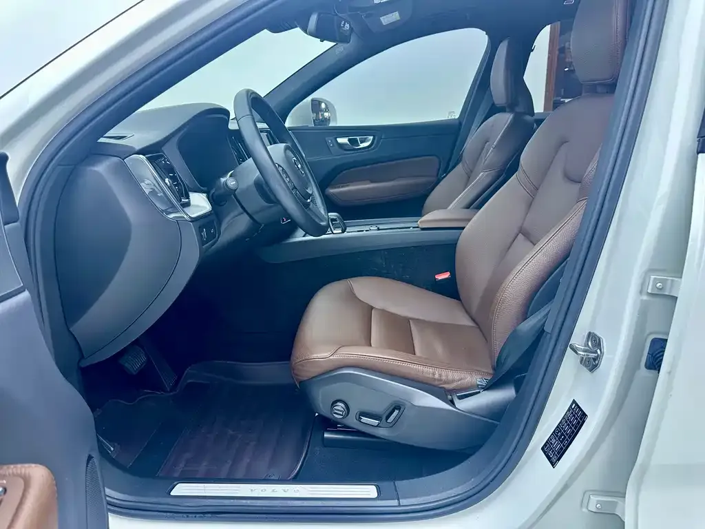 Volvo XC60 — фото 4