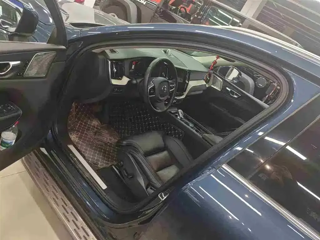 Volvo XC60 PHEV 2021 из CN, фото 3