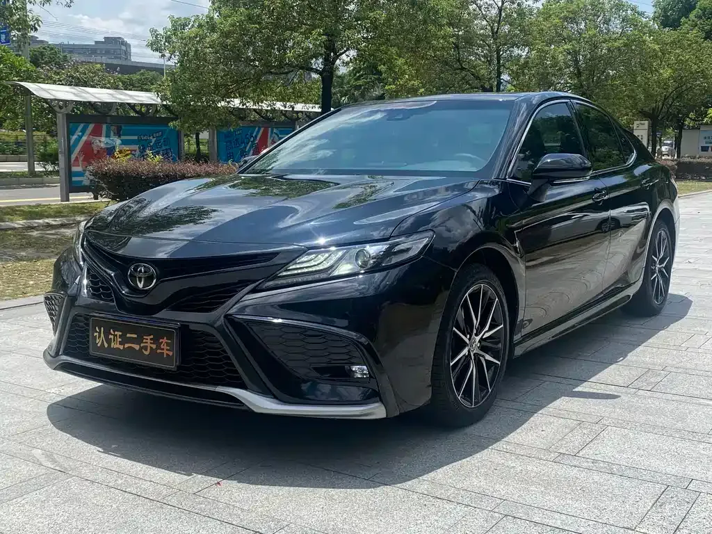 Toyota Camry — фото 1
