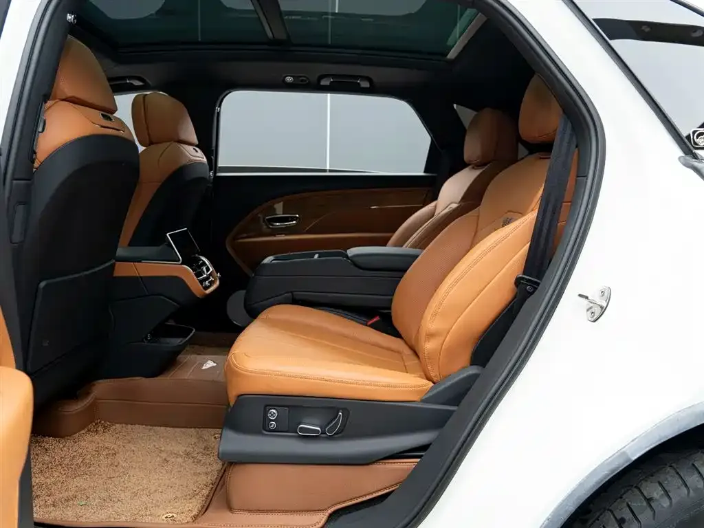 Bentley Bentayga 2024 из CN, фото 10