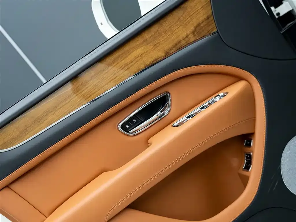 Bentley Bentayga 2024 из CN, фото 7