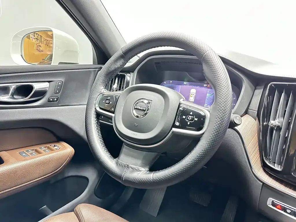 Volvo XC60 — фото 8