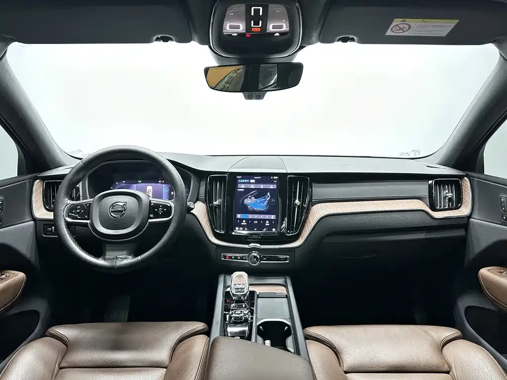 Volvo XC60 — фото 9