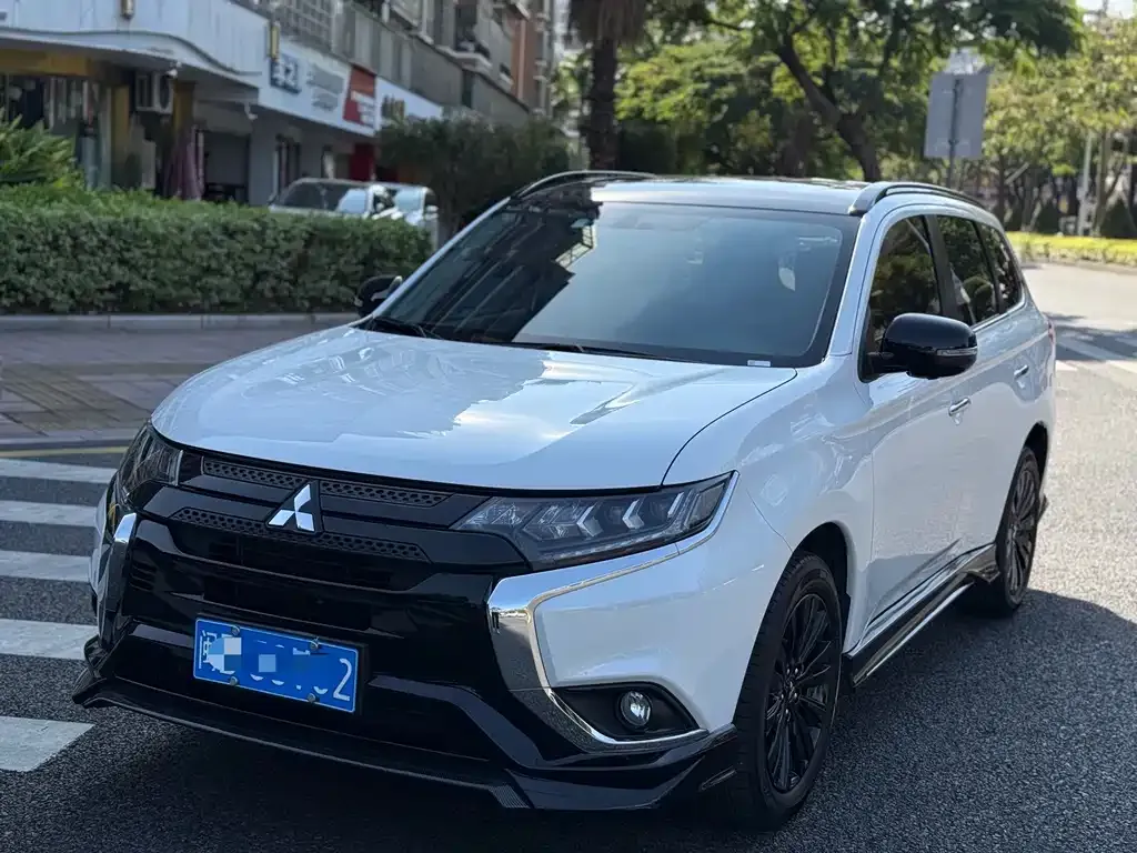 Mitsubishi Outlander — фото 1