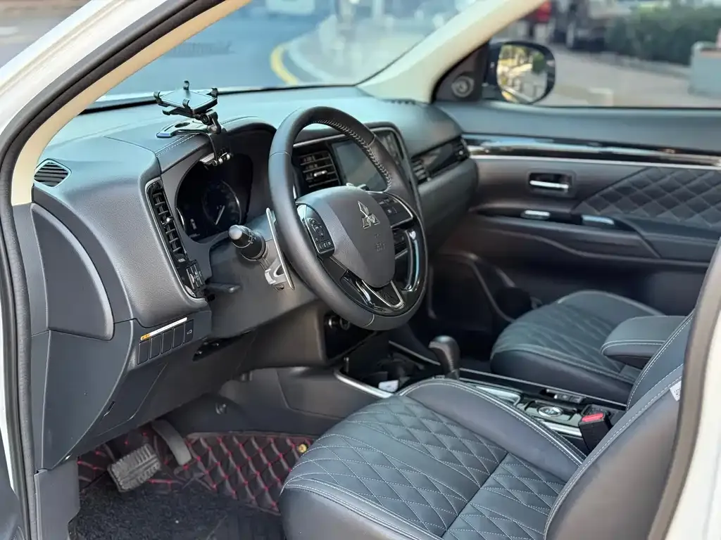 Mitsubishi Outlander — фото 4