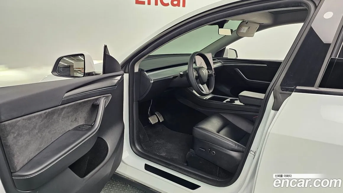 Tesla Model Y — фото 10