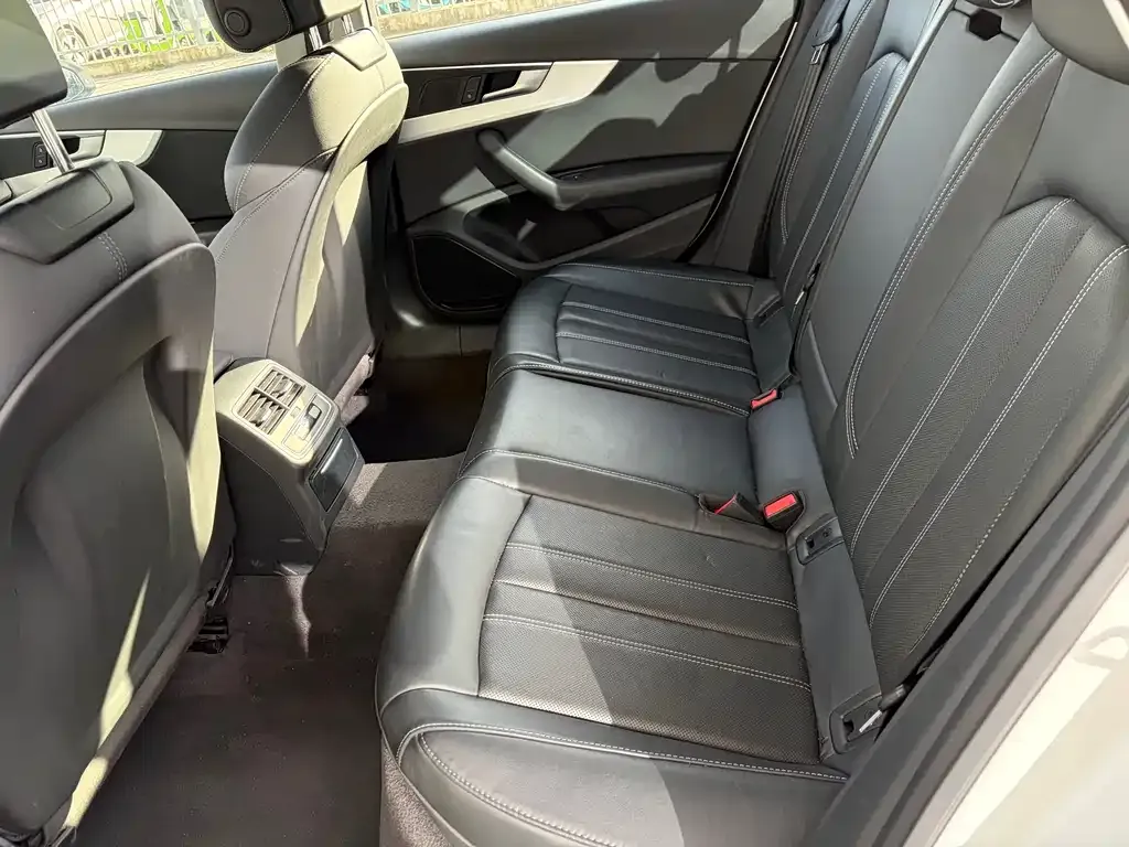 Audi A4L 2023 из CN, фото 3