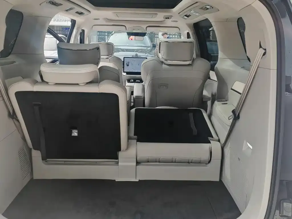 Volvo EM90 2024 из CN, фото 10