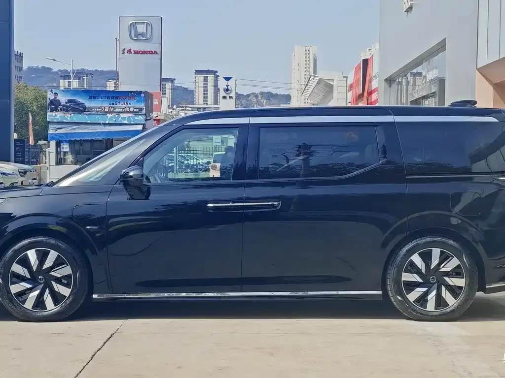 Volvo EM90 2024 из CN, фото 7