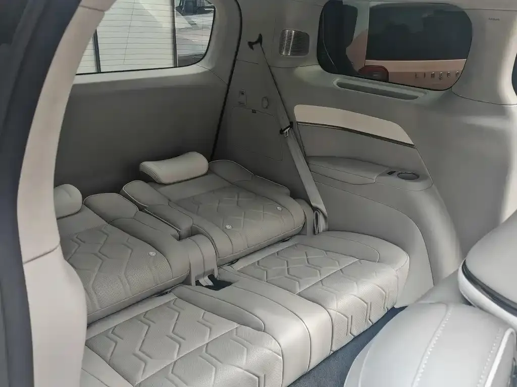 Volvo EM90 2024 из CN, фото 9