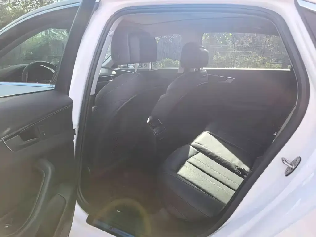 Audi A4L 2021 из CN, фото 6