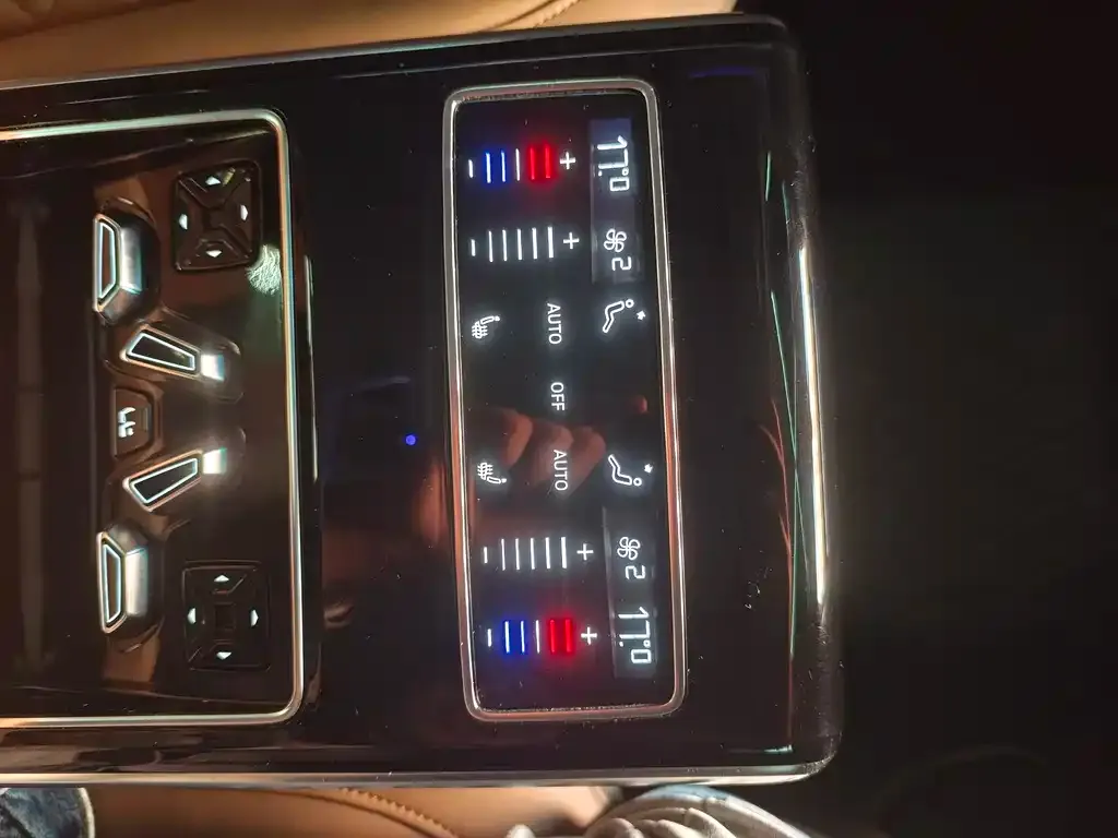 Audi A8 2023 из CN, фото 10