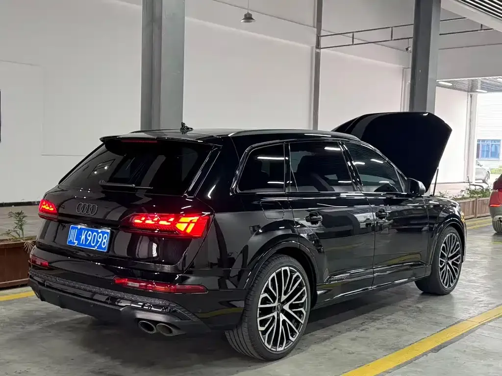 Audi SQ7 2025 из CN, фото 5