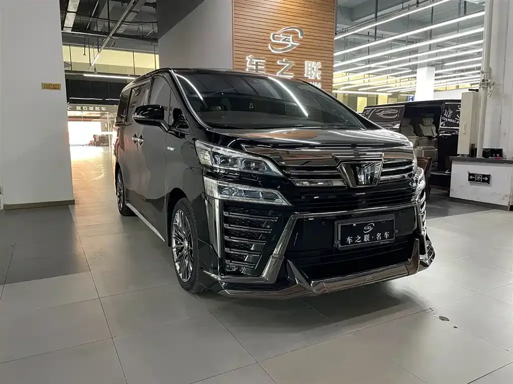 Toyota Vellfire — фото 1