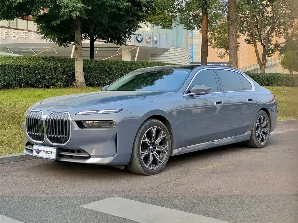 BMW 7 Series — фото 1