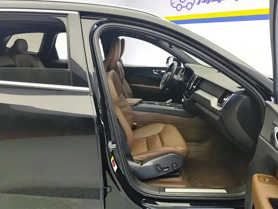 Volvo XC60 2023 из CN, фото 8