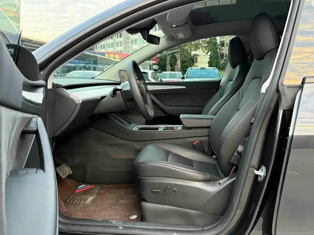 Tesla Model Y — фото 8