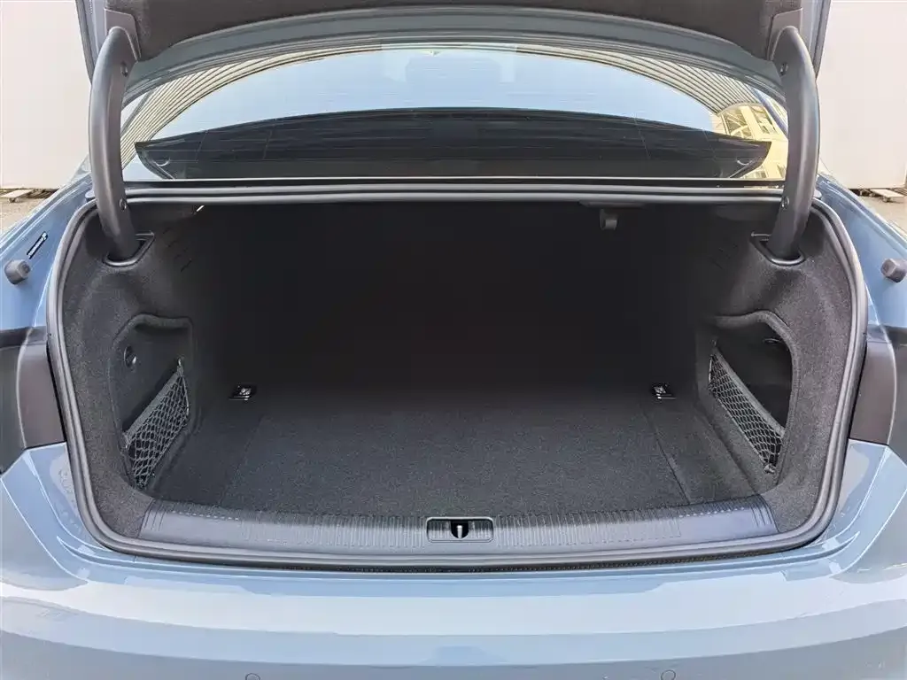 Audi A4L 2022 из CN, фото 9