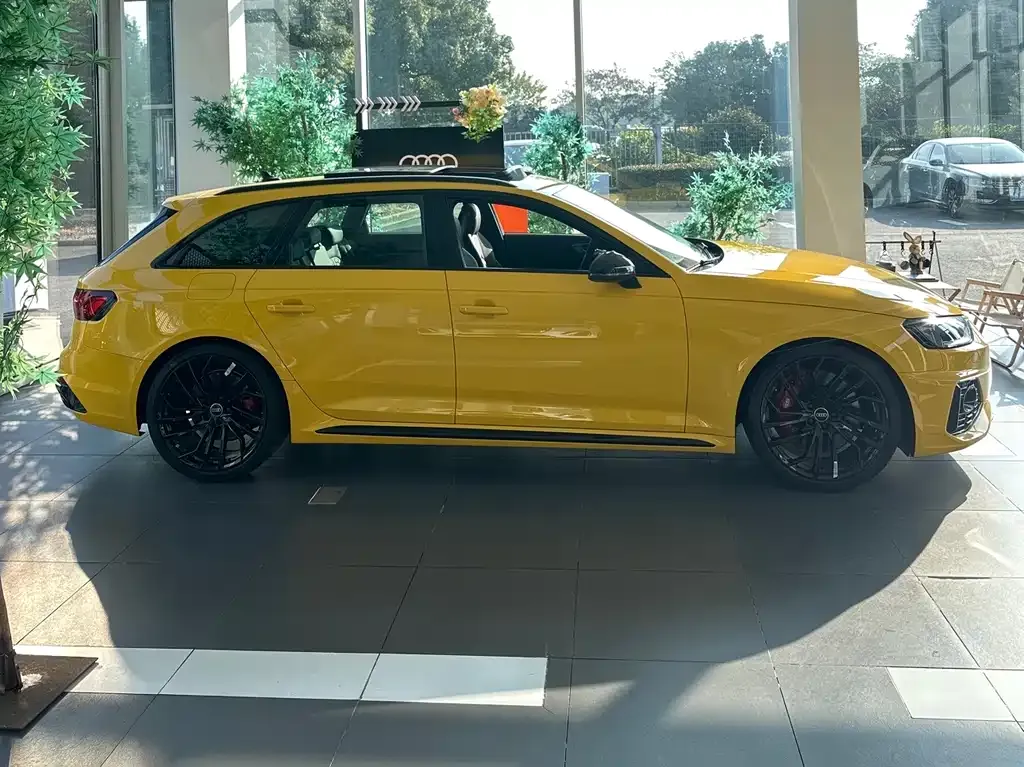 Audi RS 4 2024 из CN, фото 3