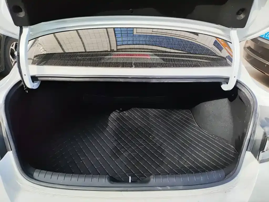 Hyundai Elantra — фото 3