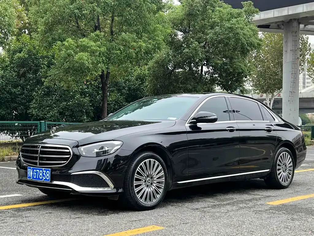 Mercedes-Benz E-Class — фото 1