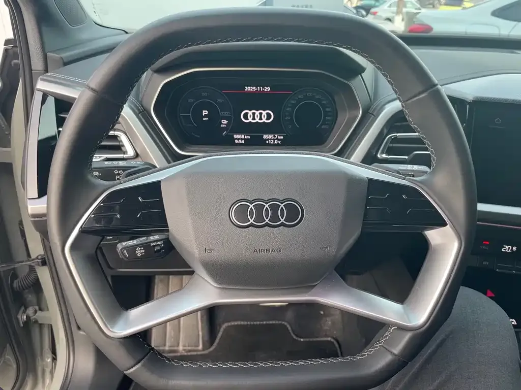 Audi Q4 e-tron — фото 10