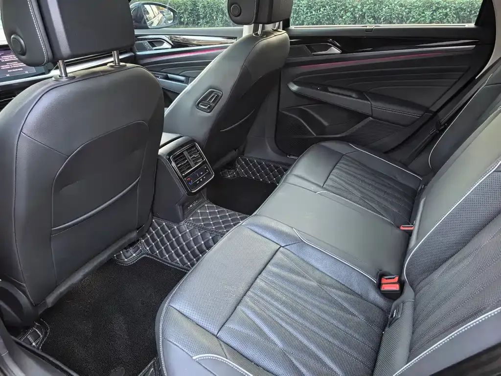 Volkswagen Passat 2023 из CN, фото 10
