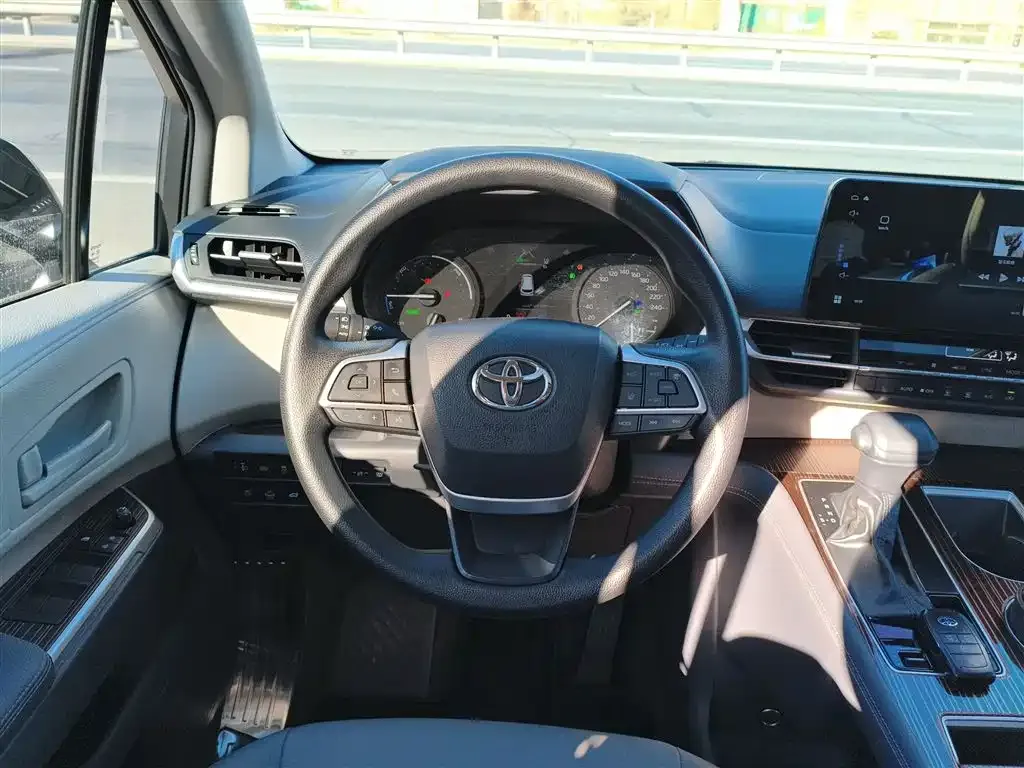 Toyota Granvia — фото 3